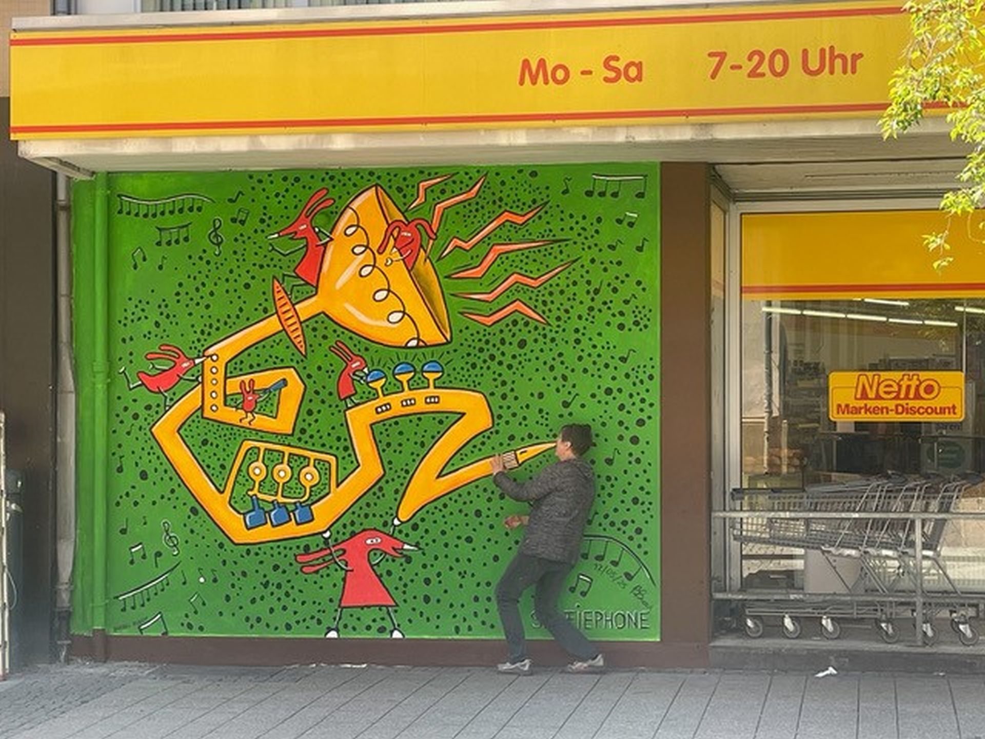 Das Foto zeigt eine neu gestaltete Fassade im Stadtteil Idar, auf die Bärbel Busch eine Gestaltung mit Bezug zu den Jazztagen gestaltet hat.