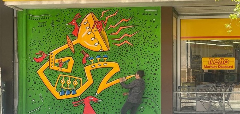 Das Foto zeigt eine neu gestaltete Fassade im Stadtteil Idar, auf die Bärbel Busch eine Gestaltung mit Bezug zu den Jazztagen gestaltet hat.