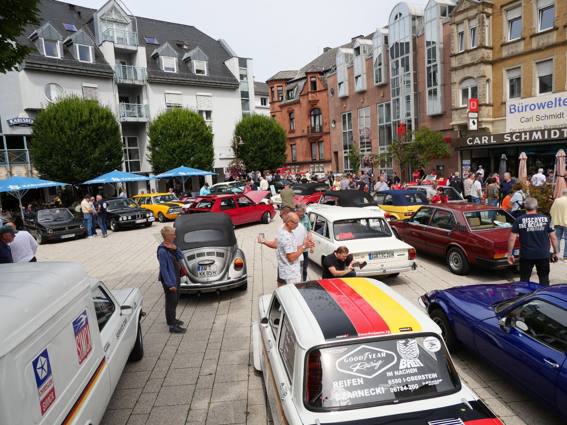 Das Foto zeigt den Schleiferplatz mit vielen Oldtimern und vielen Besuchern, die sich die Oldtimerangesehen haben bei der Veranstaltung im vergangenen Jahr.