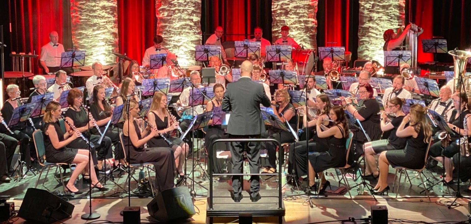 Das Foto zeigt einen Blick auf das Orchester, das auf der Bühne des Stadttheaters spielt.