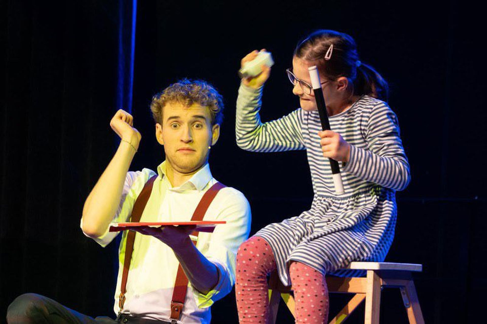 Das Foto zeigt den Magier Linus Faber bei seiner Bühnenshow in der Messehalle. 