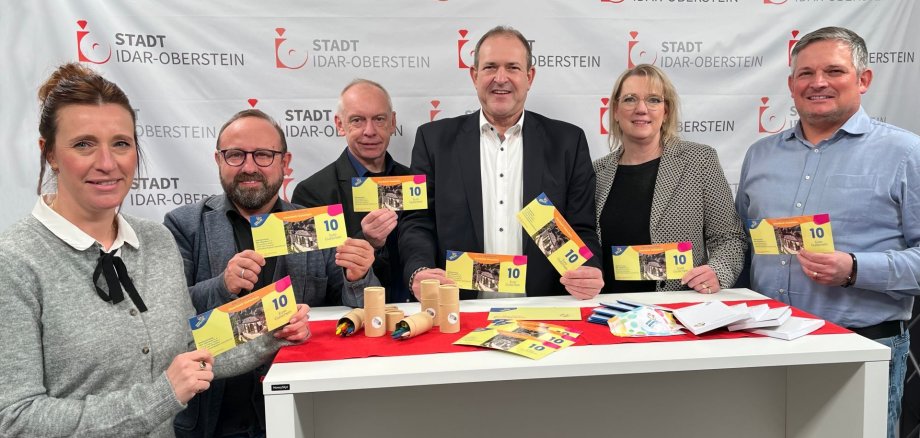 Das Foto zeigt die Vorstandsmitglieder des Vereins mit dem neuen Gutschein. 
