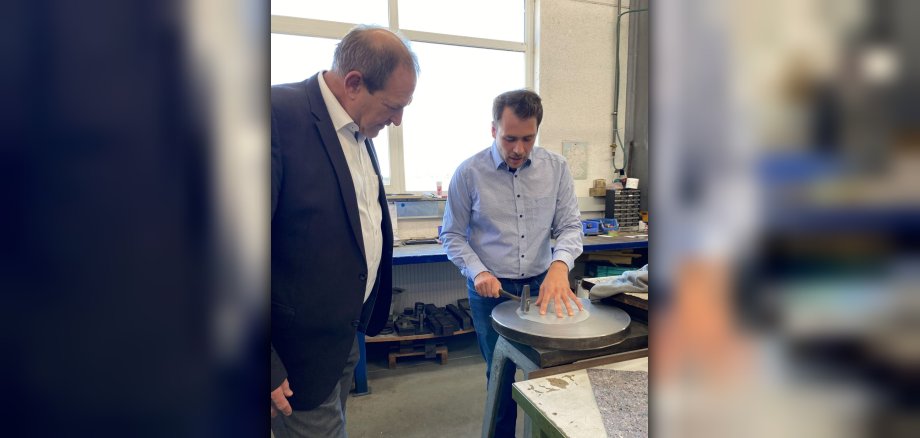 Oberbürgermeister Frank Frühauf mit Bert Persch beim Firmenbesuch der Firma Persch. Oberbürgermeister Frank Frühauf mit Bert Persch beim Firmenbesuch der Firma Persch.