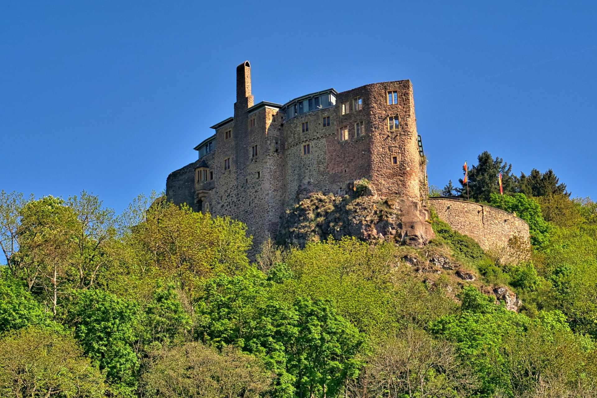 Das Foto zeigt einen Blick auf Schloss Oberstein und den Schlossfelsen.