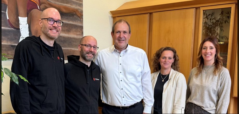 Das Foto zeigt die genannten Personen, die nebeneinander im Büro von OB Frühauf stehen und in die Kamera blicken.