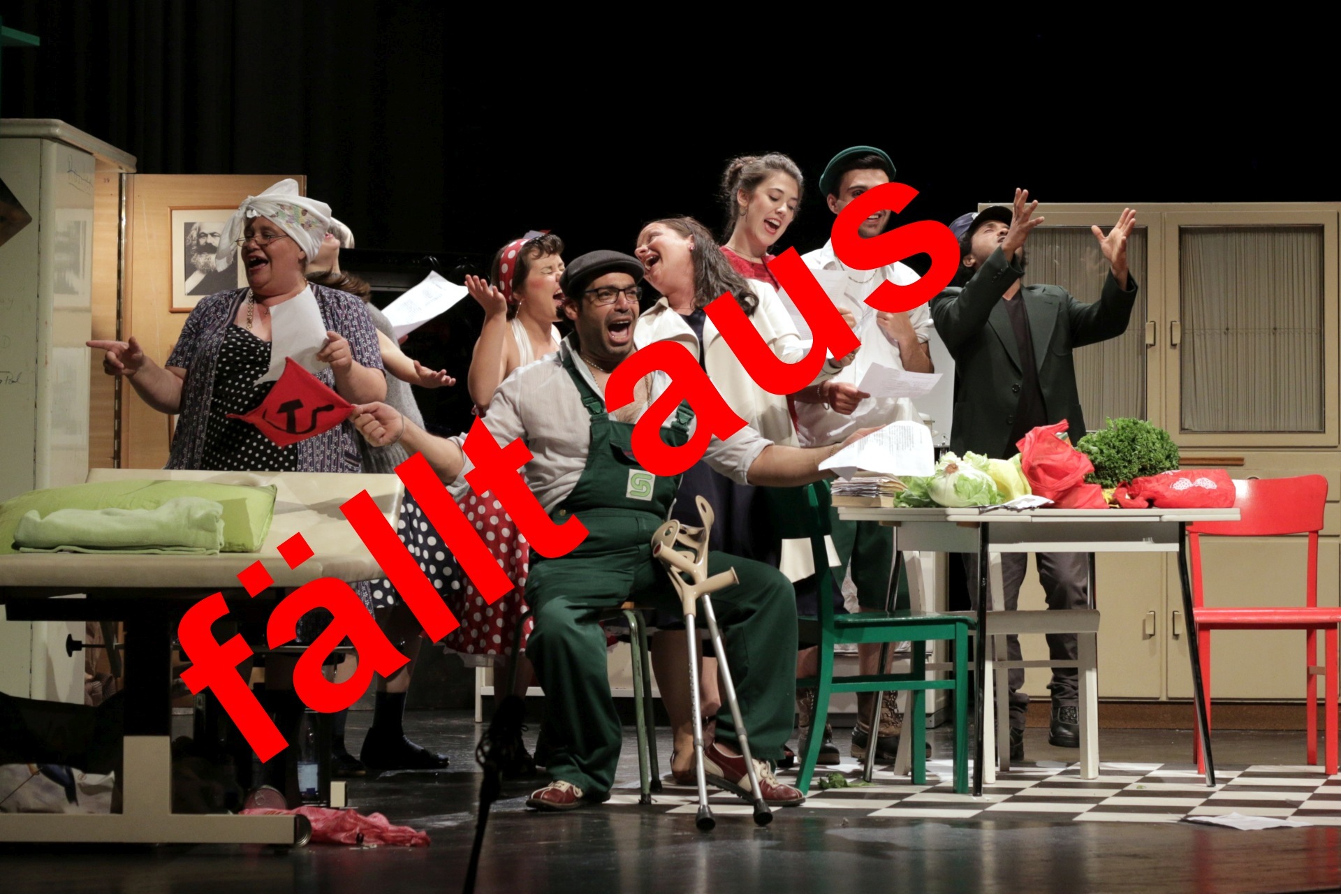 Das Foto zeigt eine Spielszene, darüber steht der Text "fällt aus" in roter Schrift.