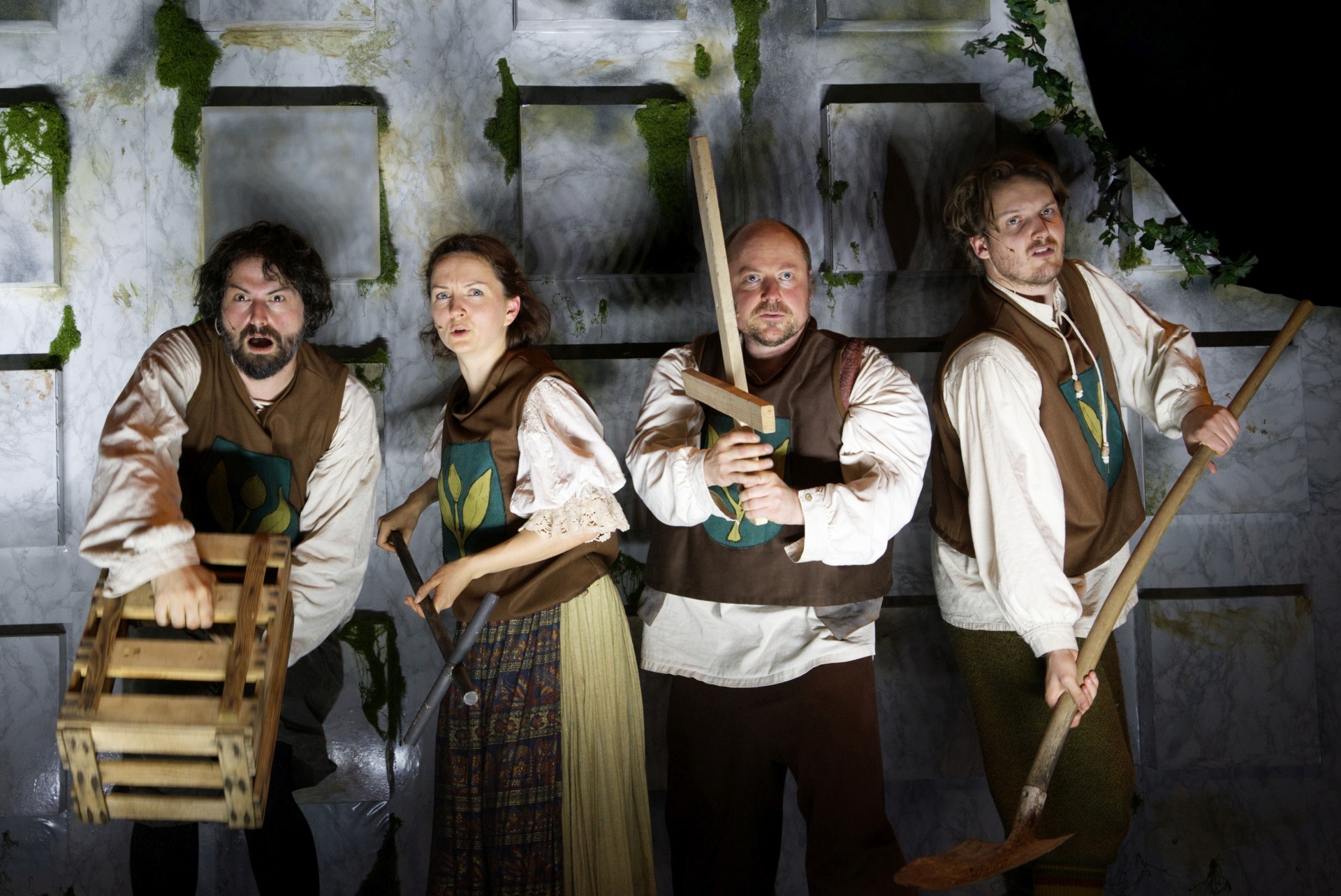 Das Foto zeigt vier Schauspieler in historischen Kostümen und mit Waffen.