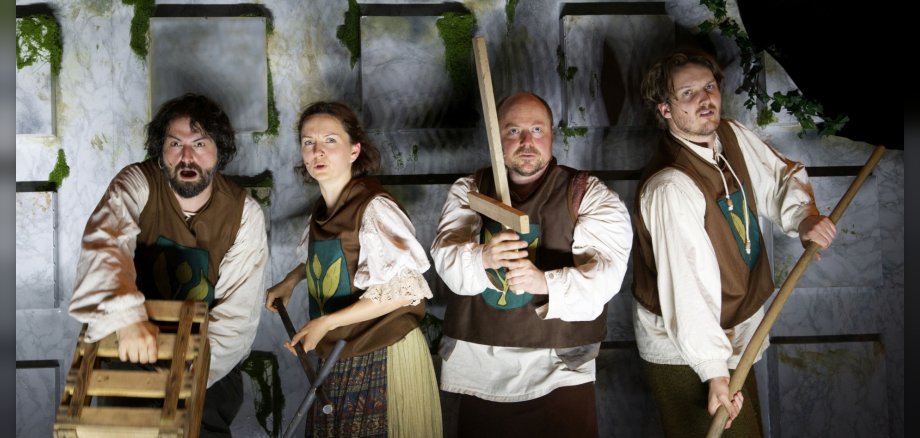 Das Foto zeigt vier Schauspieler in historischen Kostümen und mit Waffen.
