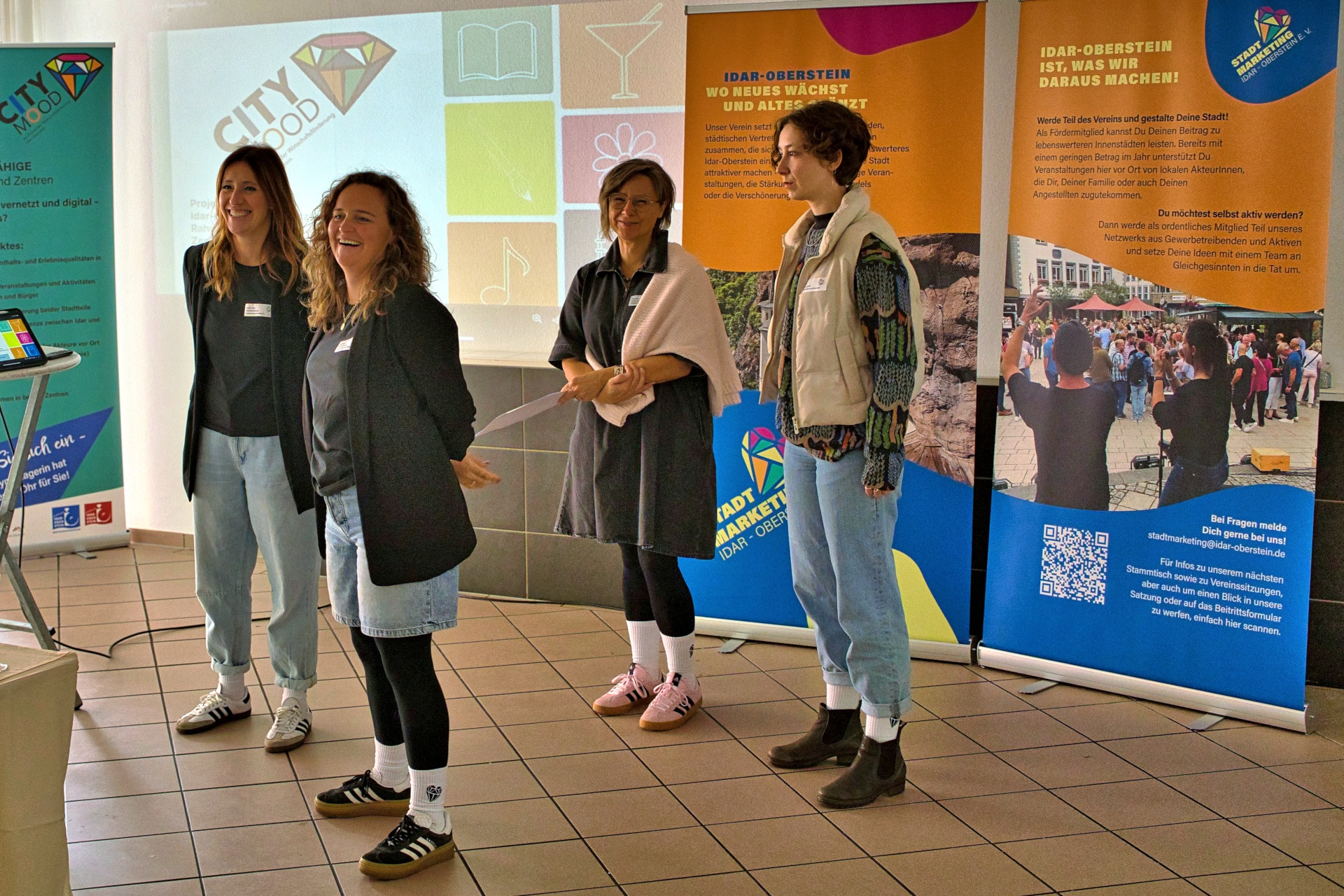 Das Foto zeigt die genannten Personen vor Roll-Ups mit Informationen zum Förderprogramm.