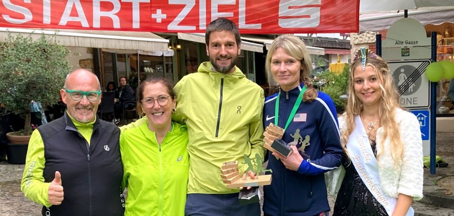 Das Foto zeigt die genannten Personen, die gemeinsam auf dem Siegerpodest stehen.