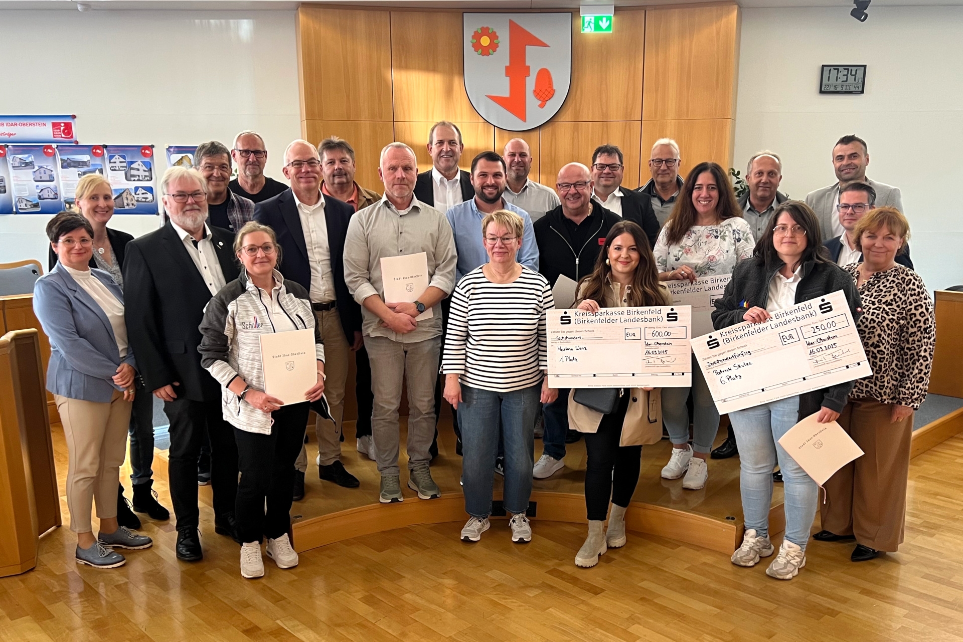 Das Foto zeigt ein Gruppenfoto mit den Beteiligten im Sitzungssaal.