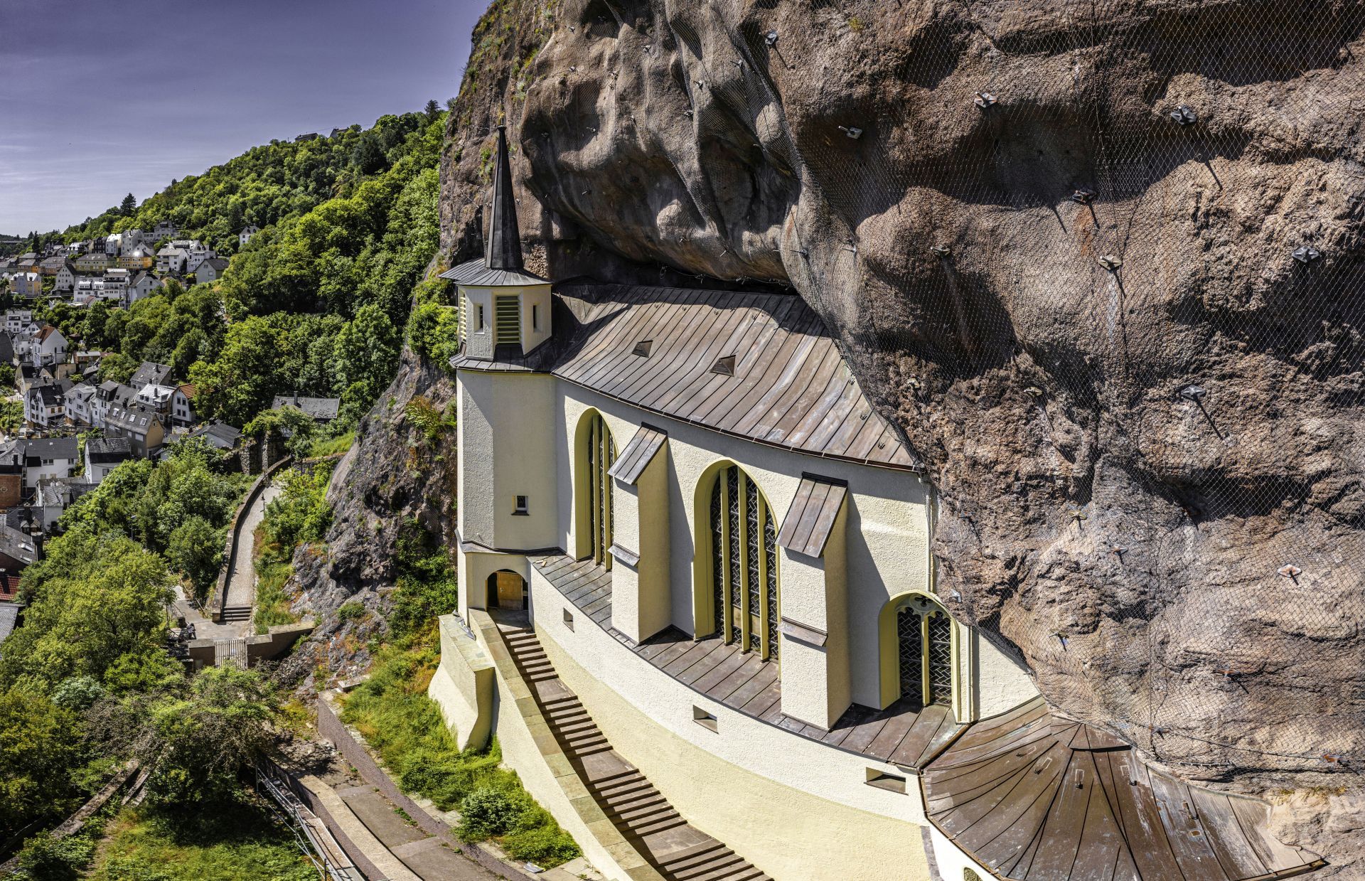 Das Foto zeigt eine Drohnenaufnahme der Felsenkirche. 