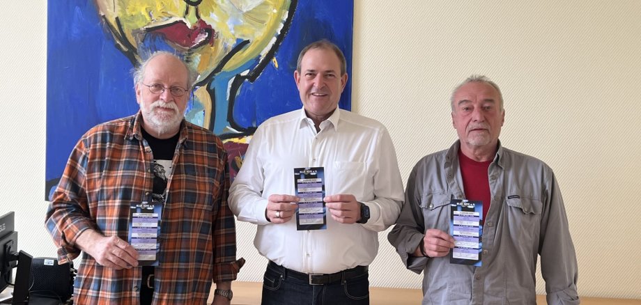 Das Foto zeigt die Vorsitzenden des Vereins Blue Note und Oberbürgermeister Frühauf.