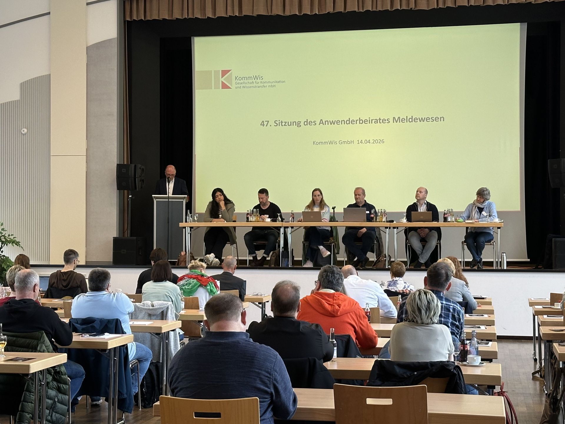 Das Foto zeigt die Teilnehmer des Anwenderbeirats in der Göttenbach-Aula und Bürgermeister Friedrich Marx bei seiner Begrüßung. 