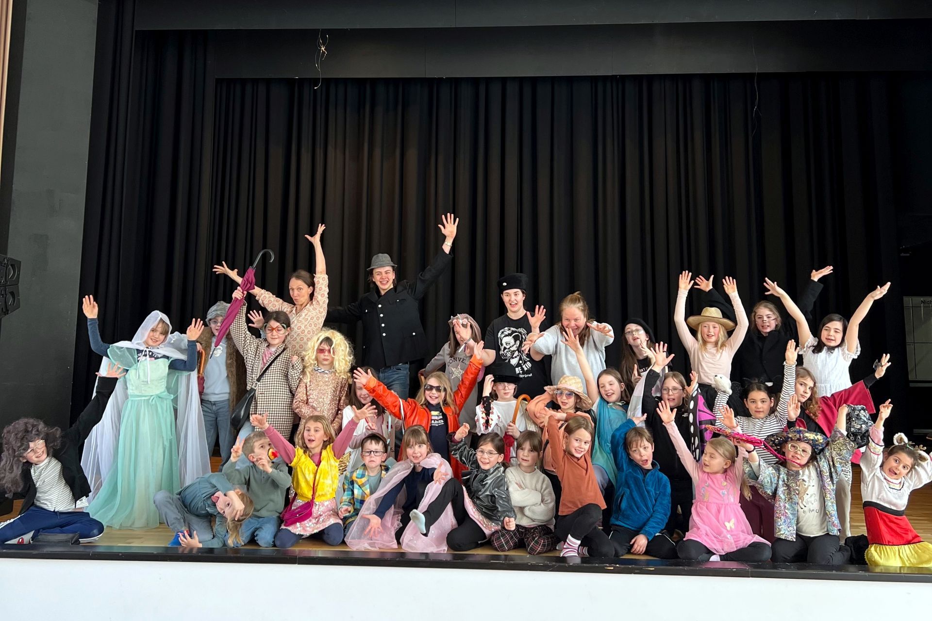 Das Foto zeigt viele Kinder, die am Schauspiel-Tag teilgenommen haben. 