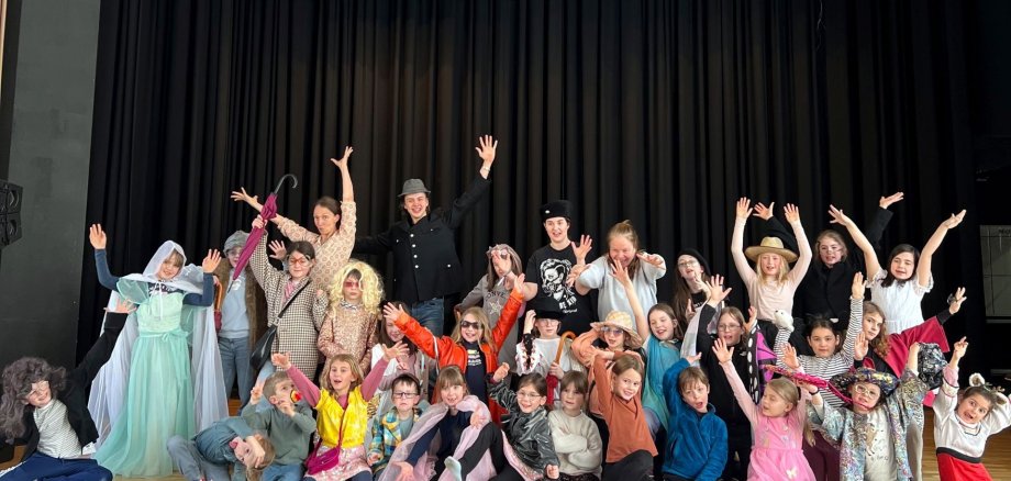 Beim Schauspiel-Tag hatten die Kinder schon sehr viel Spaß. Das Foto zeigt viele Kinder, die am Schauspiel-Tag teilgenommen haben.
