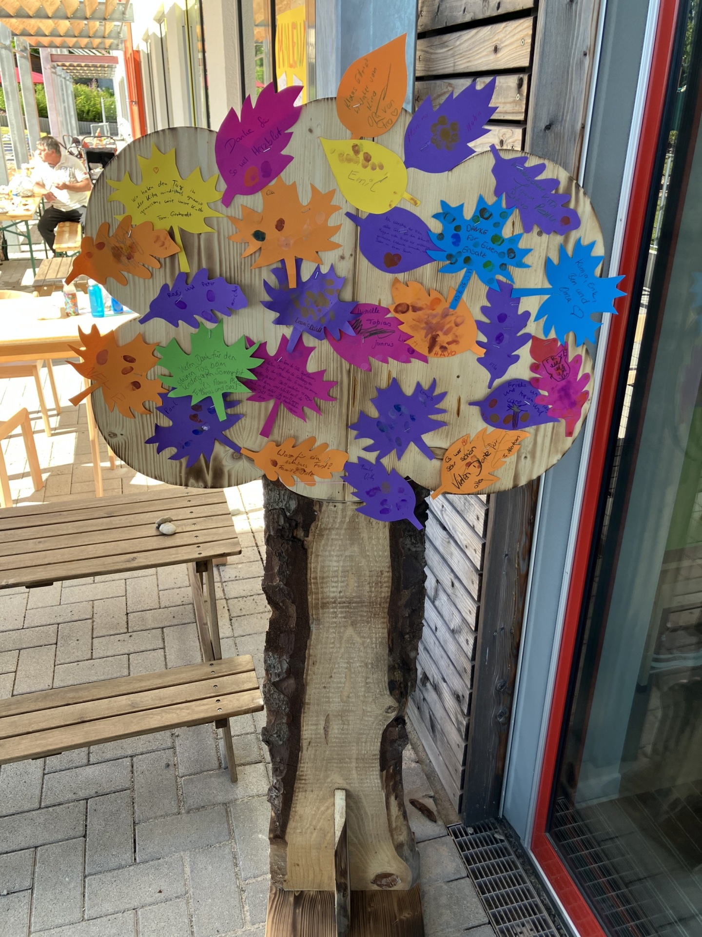 Das Foto zeigt einen "Baum" mit vielen bunten Papierblättern.