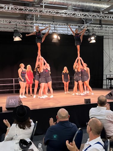Das Team Blazing Fusion präsentierte eine spektakuläre Cheerleading-Darbietung. Das Foto zeigt die Gruppe bei ihrem Auftritt.