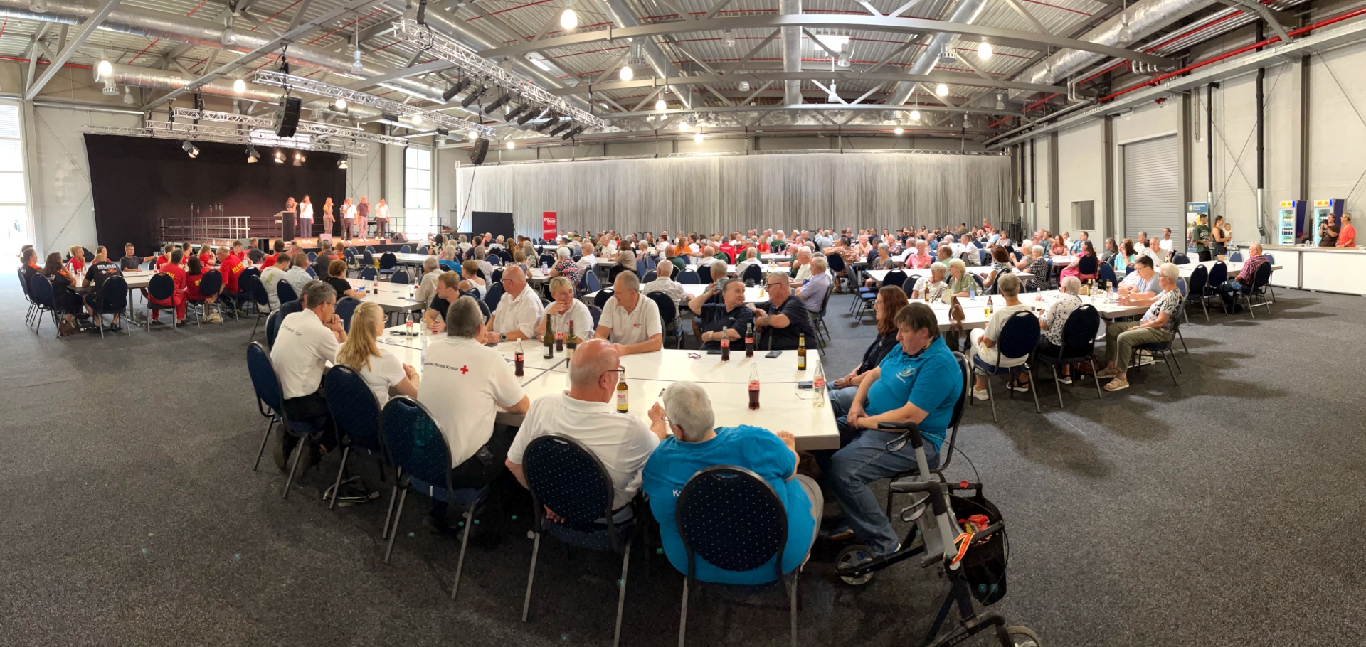 As Foto zeigt einen Blick in die Halle mit den Gästen.