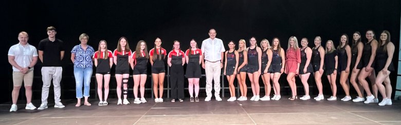 Oberbürgermeister Frank Frühauf konnte zahlreiche erfolgreiche Sportlerinnen und Sportler auszeichnen. Das Foto zeigt den Oberbürgermeister mit den Sportlerinnen und Sportlern auf der Bühne.