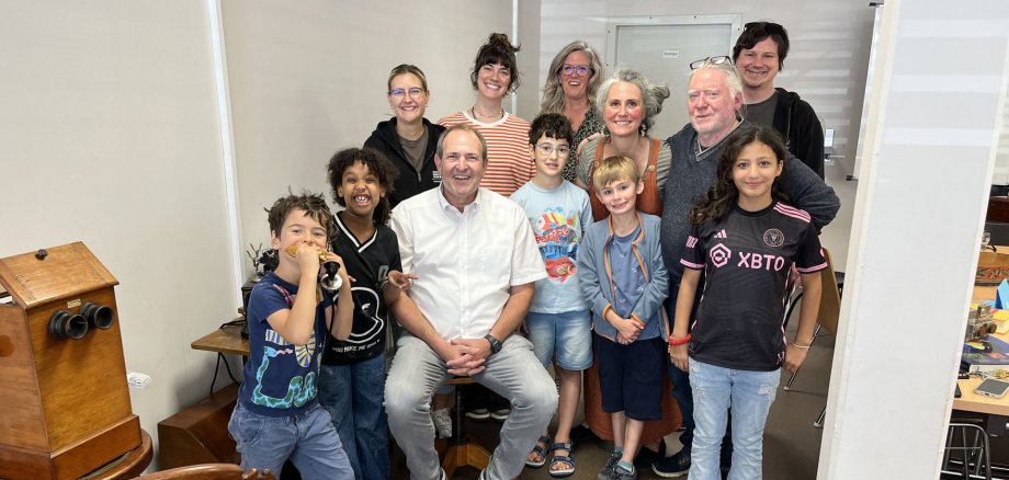 Im Workshop „Die geheimnisvollen Koffer“ hatten die Kinder viel Spaß bei einer aufregenden Reise in die Vergangenheit Das Foto zeigt die Kinder, die an dem Workshop teilgenommen haben mit Oberbürgermeister Frühauf bei seinem Besuch.
