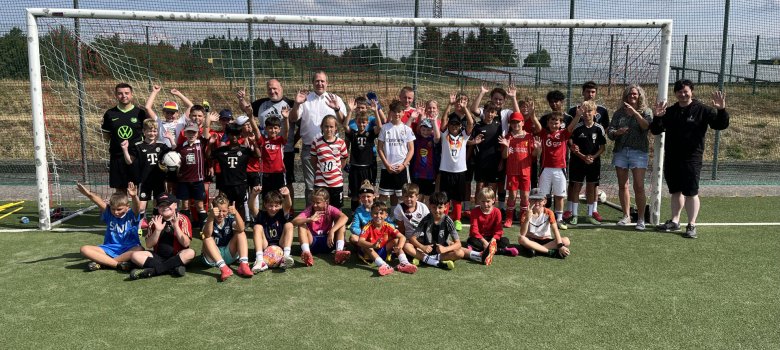 Erstmals mit dabei war das Mädchen-Fußball-Sommercamp der JSG Edelstein Girls, das bei den Teilnehmerinnen für viel Begeisterung sorgte. Das Foto zeigt die Mädels, die am Fußball-Sommercamp teilgenommen haben mit Vertretern der Stadt.