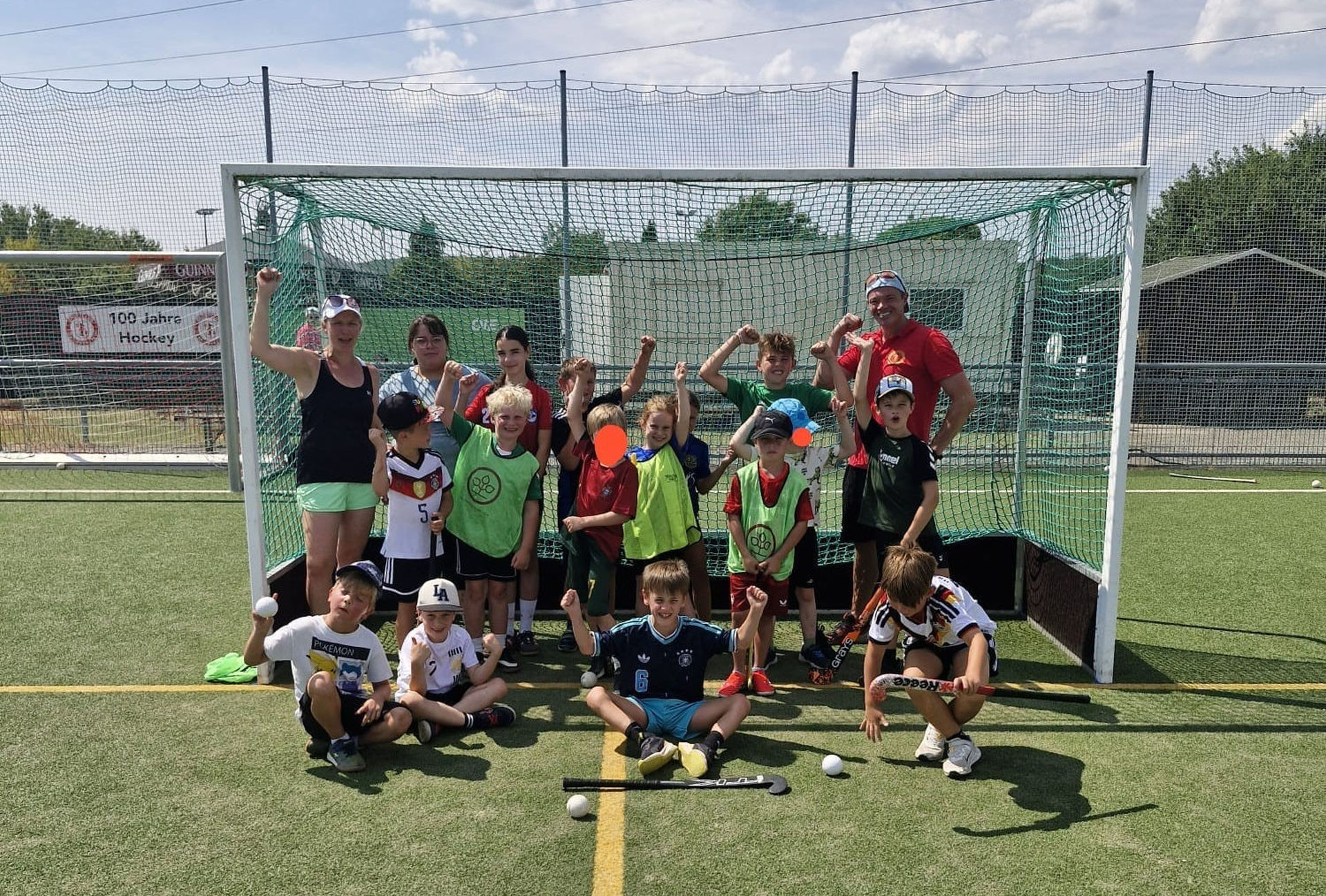 Das Foto zeigt die teilnehmenden Kinder und die Betreuer vor dem Hockeytor. 