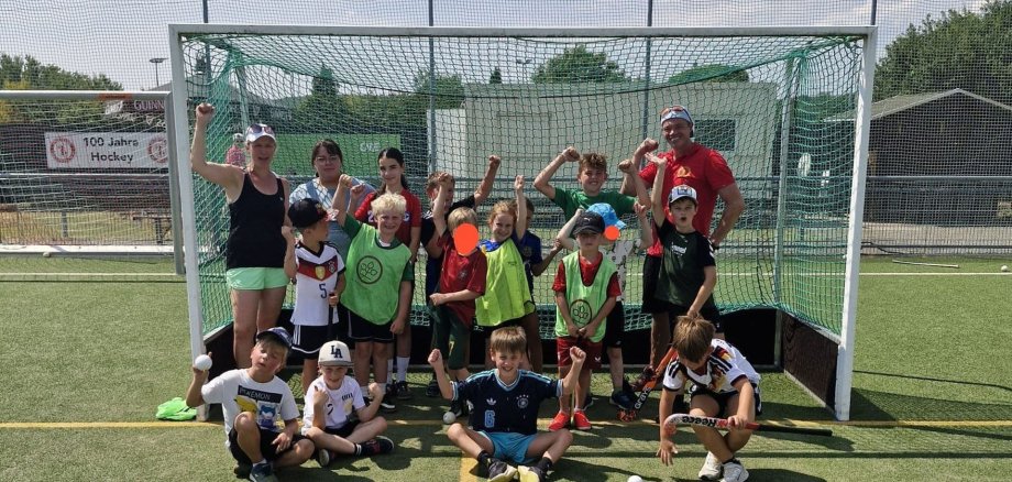 Beim traditionellen Hockey-Camp des SC Idar-Oberstein hatten die Kinder viel Spaß. Das Foto zeigt die teilnehmenden Kinder und die Betreuer vor dem Hockeytor.