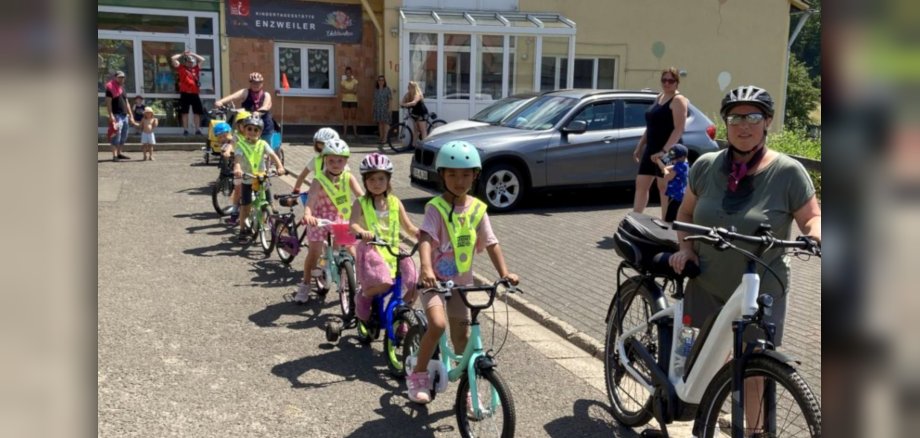 Von der Kita aus ging es für die Diamantkinder auf eine große Fahrradtour. Das Foto zeigt die Kinder, die mit ihren Fahrrädern vor der Kita stehen.