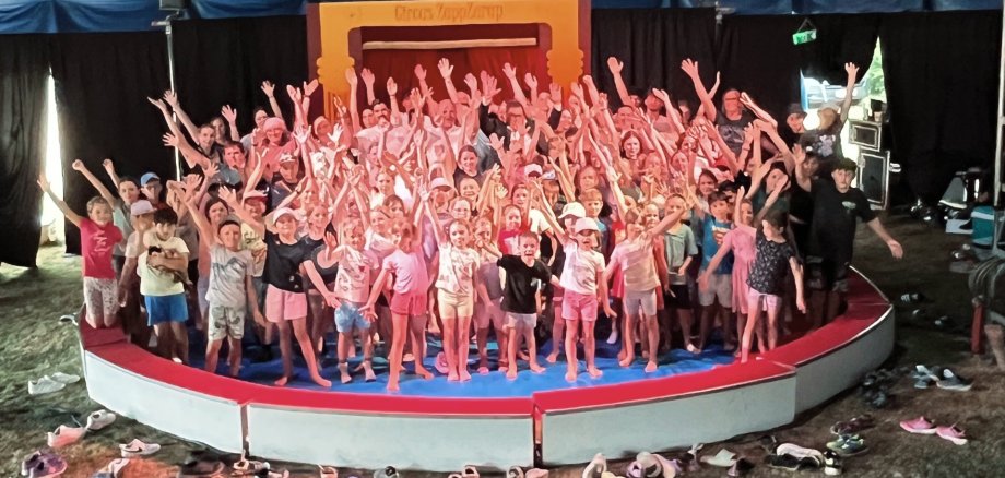 85 Jungen und Mädchen verlebten eine tolle Ferienfreizeit im Tiefensteiner Staden. Das Foto zeigt die Kinder mit Betreuern und Gästen in der Manege.