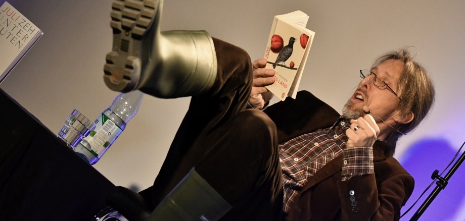Rainer Rudloff liest die Texte nicht einfach vor. Mit Gestik und Mimik, voller Hingabe und Authentizität lässt er die Geschichten lebendig werden. Das Foto zeigt Rainer Rudloff während einer Lesung.