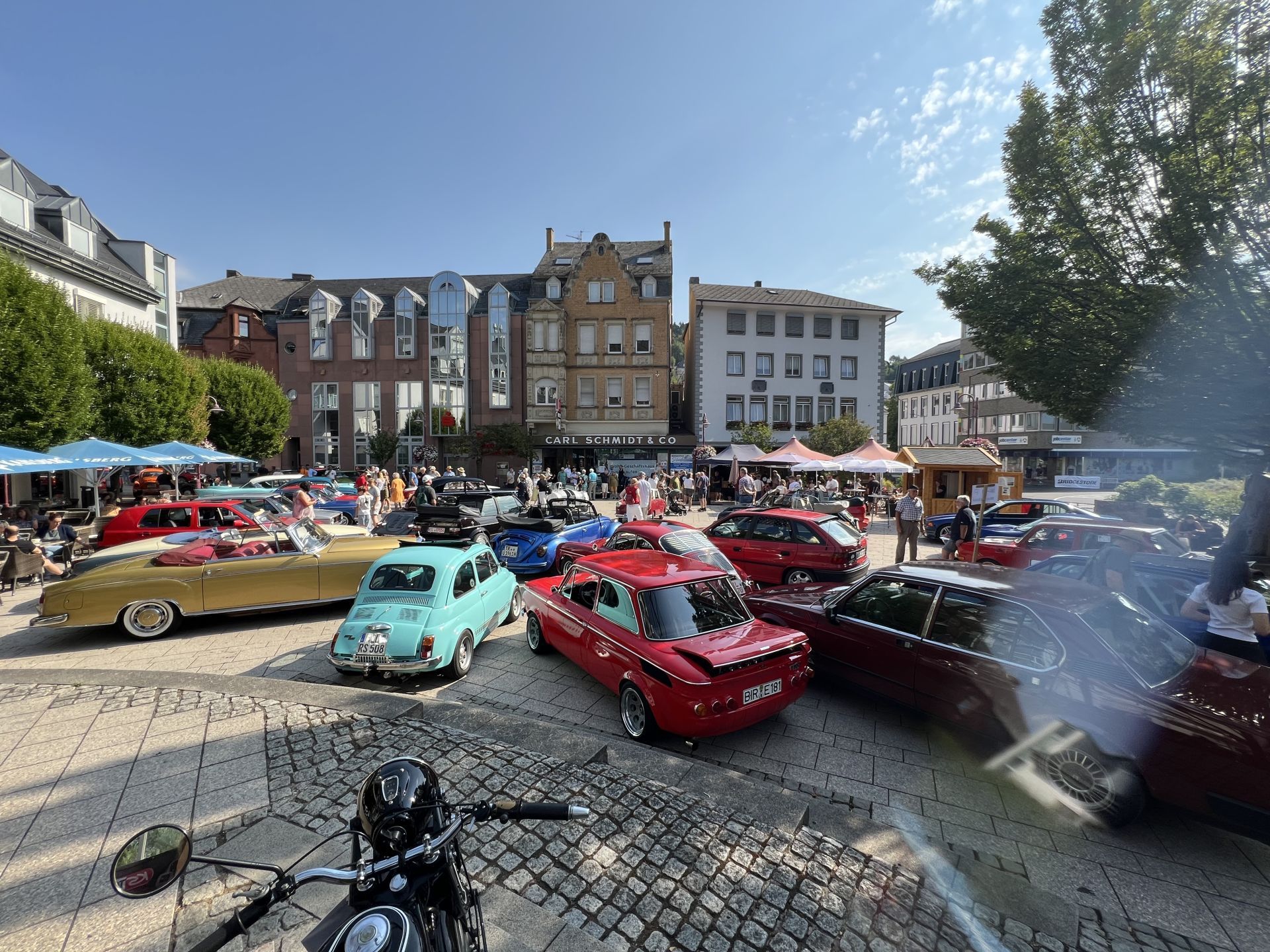 Viele Besucher und Oldtimerfreunde kamen nach Idar auf den Schleiferplatz