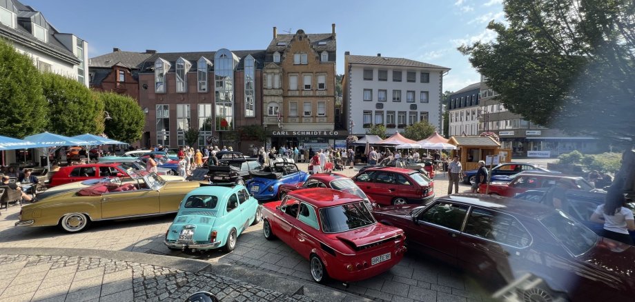 Viele Oldtimerfreunde ließen sich auch in diesem Jahr wieder auf dem Schleiferplatz von den automobilen Schätzen begeistern. Viele Besucher und Oldtimerfreunde kamen nach Idar auf den Schleiferplatz