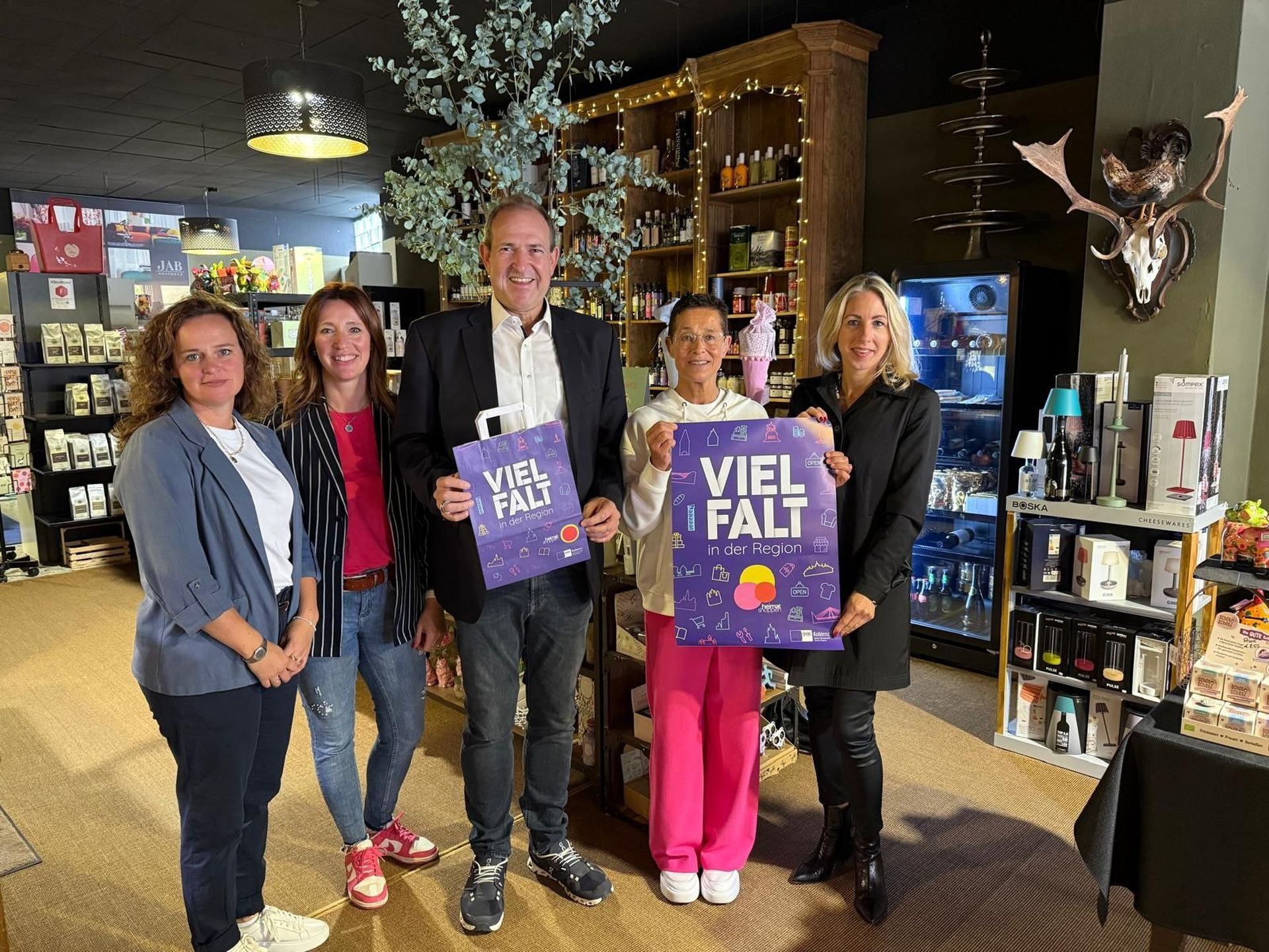 Das Foto zeigt die Beteiligten der Firmenbesuche anlässlich des Aktionstages von Heimat shoppen.