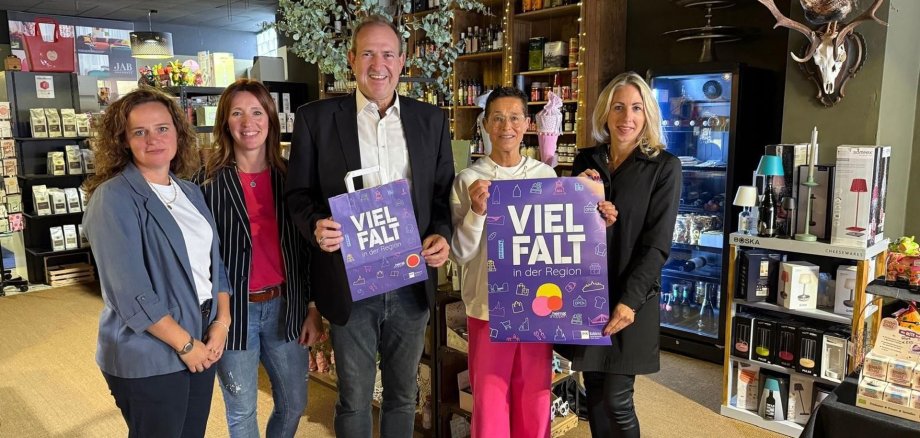 Impressionen vom Heimat shoppen 2025 – Oberbürgermeister Frank Frühauf und die Kolleginnen der Wirtschaftsförderung besuchen gemeinsam mit Christina Schwardt von der IHK das Teelädchen in Idar. Das Foto zeigt die Beteiligten der Firmenbesuche anlässlich des Aktionstages von Heimat shoppen.
