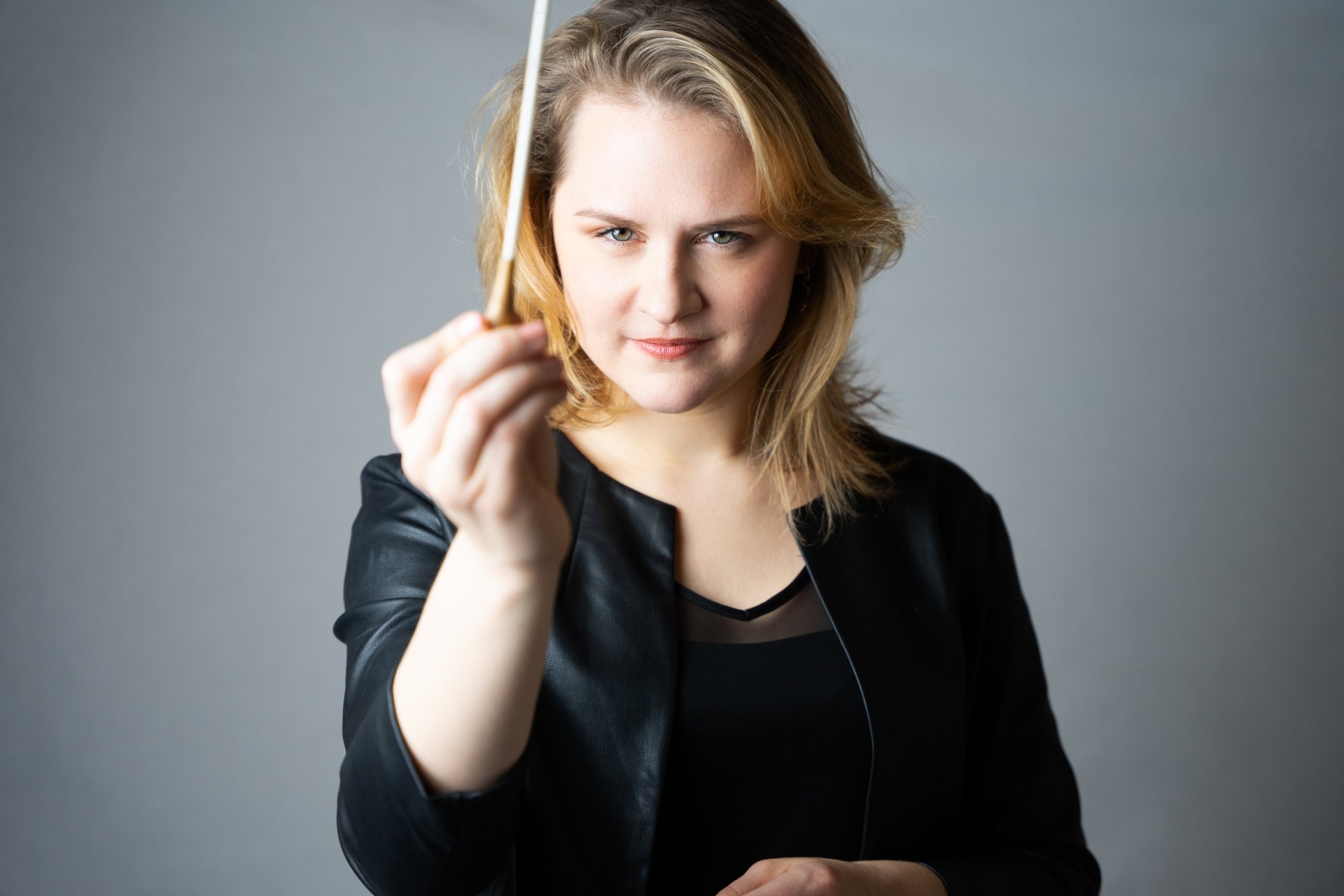 Das Bild zeigt ein Portraitfoto von Raimonda Skabeikaité mit Dirigentenstab.