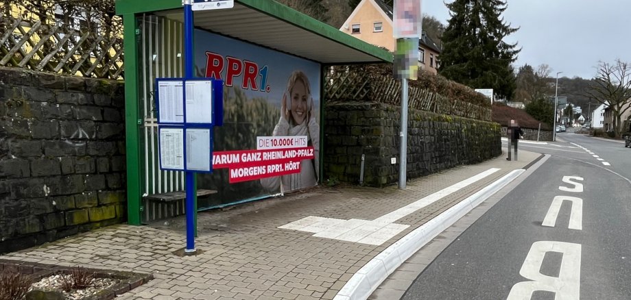 Diese Bushaltestelle ist bereits mit einem erhöhten Bordstein und Blindenleitsystem ausgestattet. Das Foto zeigt eine bereits barrierefrei umgebaute Bushaltestelle.