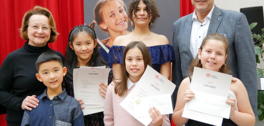 Das Foto zeigt die Teilnehmer vom Regionalentscheid "Jugend musiziert", die noch beim Preisträgerkonzert teilgenommen haben.