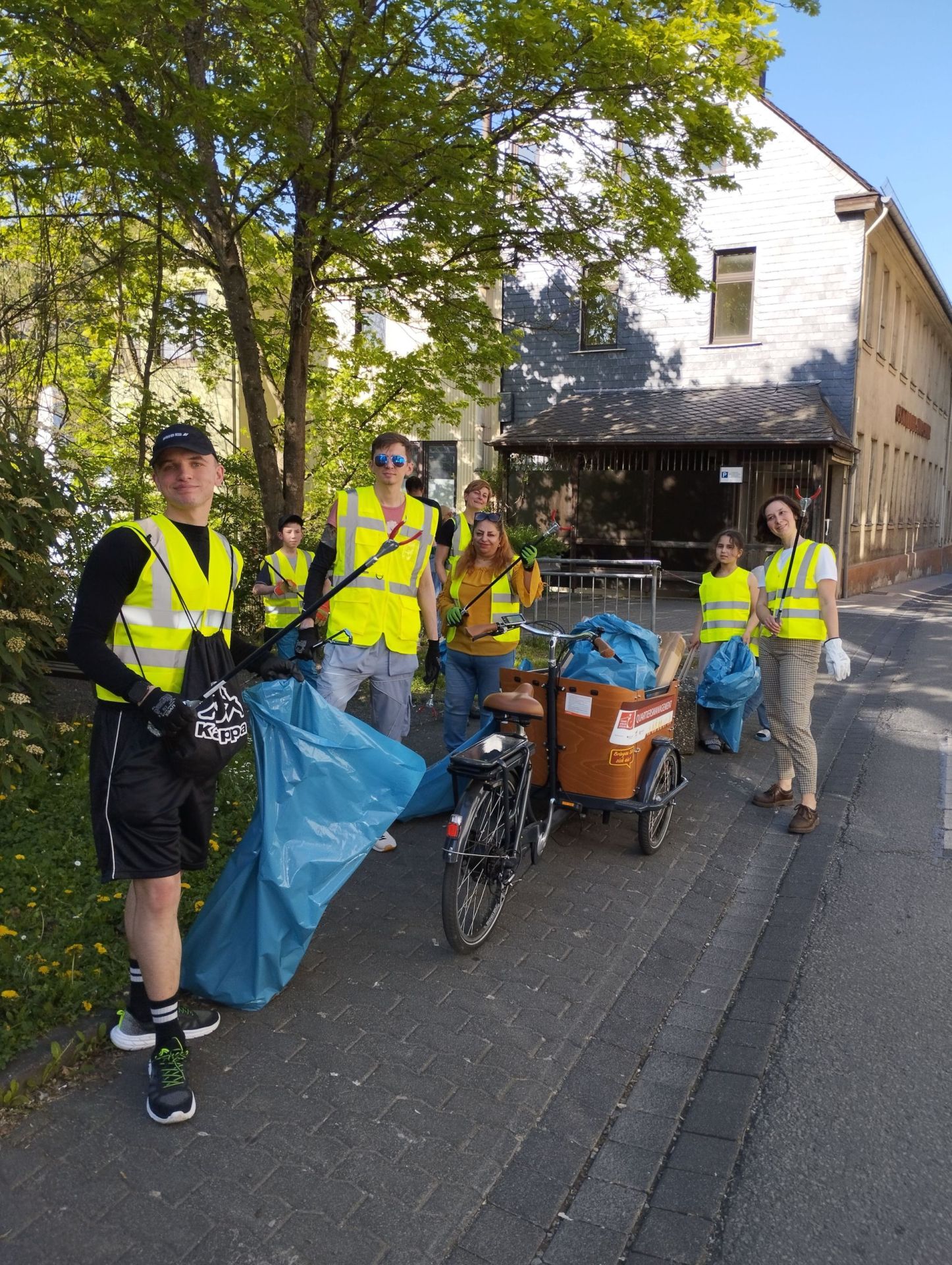 Das Foto zeigt mehrere junge Menschen, die im vergangenen Jahr beim Aufräumtag geholfen haben. 