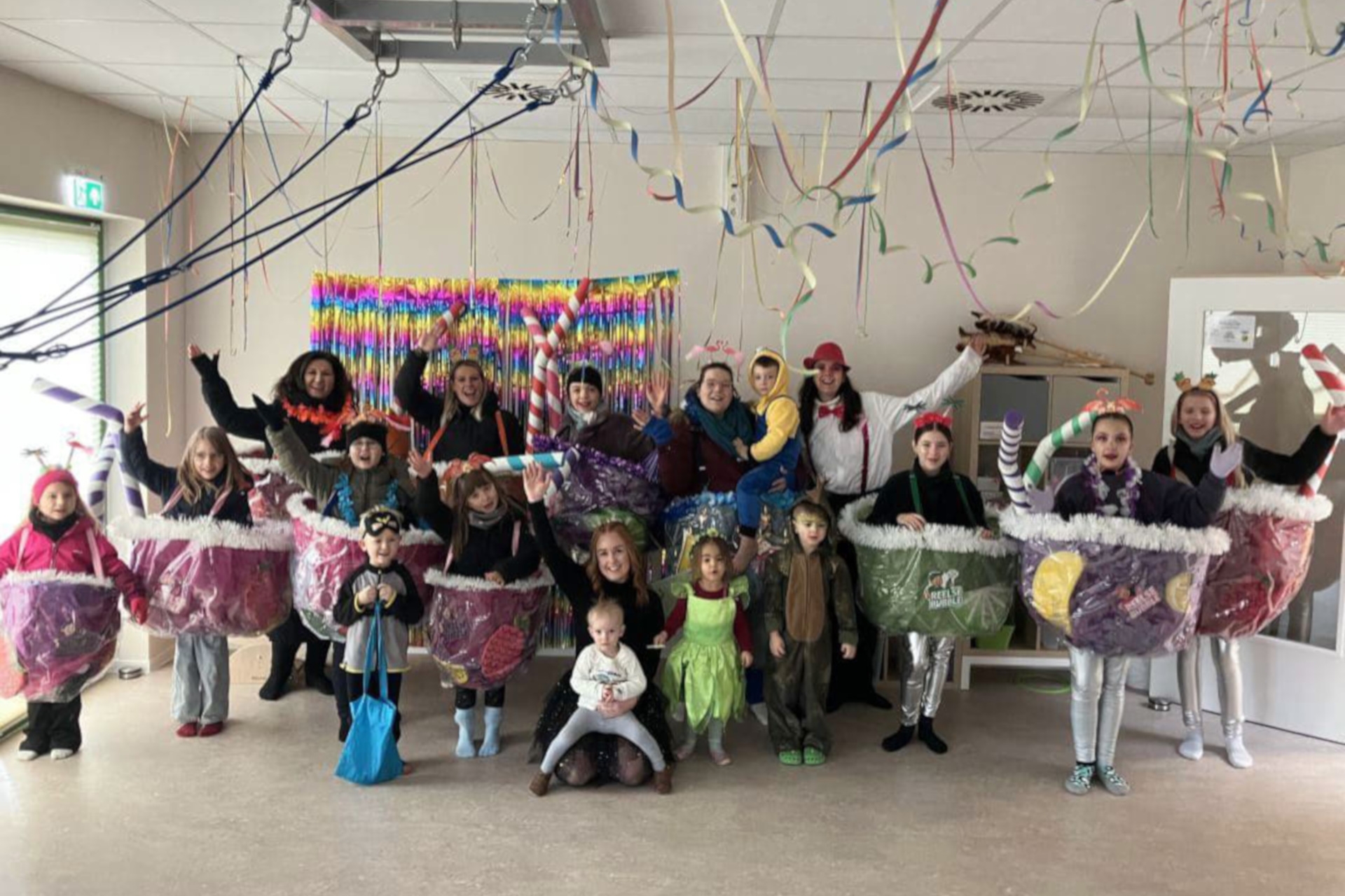 Das Foto zeigt die Faschingsgruppe sowie die kostümierten Kinder und Erzieherinnen.
