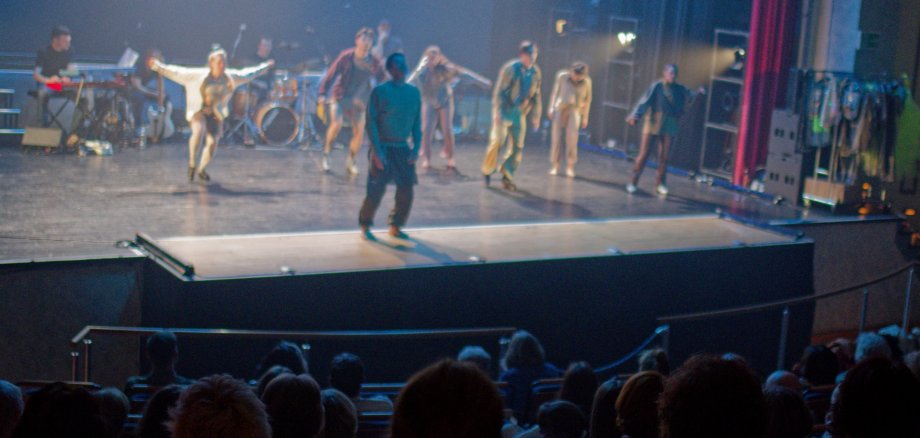 Das Foto zeigt eine Szene aus dem Programm im Stadttheater Idar-Oberstein.