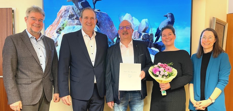 Das Foto zeigt die genannten Personen. Sie stehen im Besprechungszimmer des OB vor einem Bildschirm.