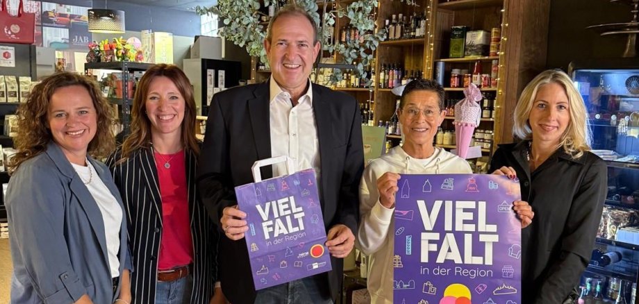 v.l.n.r.: Sarah Wagner und Caroline Pehlke von der Städtischen Wirtschaftsförderung, Oberbürgermeister Frank Frühauf, Marion Galle vom Teelädchen und Christina Schwardt, IHK beim Auftakt der Kampagne Heimat shoppen 2025.