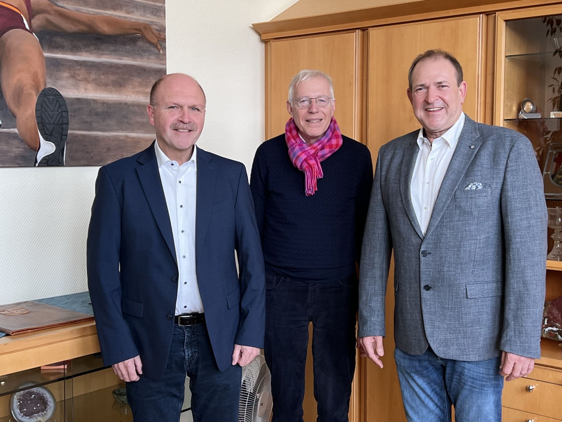 Das Foto zeigt Joachim Schulte von QueerNet-RLP e. V. mit Oberbürgermeister Frank Frühauf und Bürgermeister Friedrich Marx im Dienstzimmer vom Oberbürgermeister. 