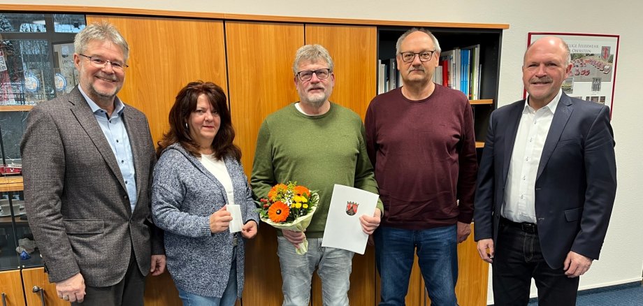 Das Foto zeigt die genannten Personen im Büro von Bürgermeister Marx.