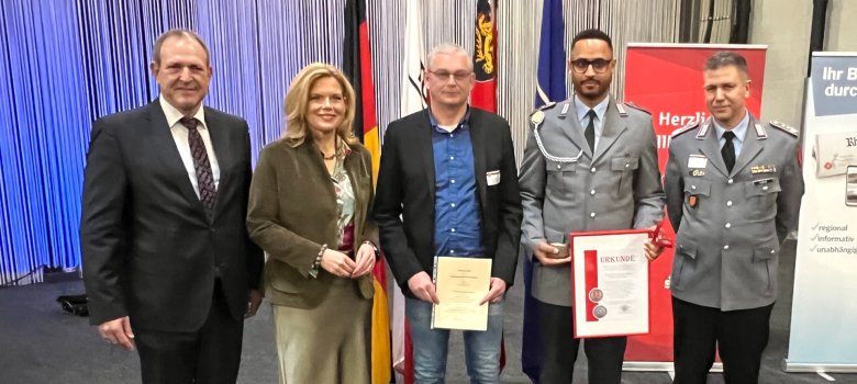 Oberst Olaf Tuneke ehrte den Oberstabsgefreiten Patrick-und den Regierungshauptsekretär Peter Wendtland Schwinges, Bundestagspräsidentin Julia Klöckner und Oberbürgermeister Frank Frühauf (v. r.) gratulierten ebenfalls. Das Foto zeigt die genannten Personen in der Messe Idar-Oberstein.