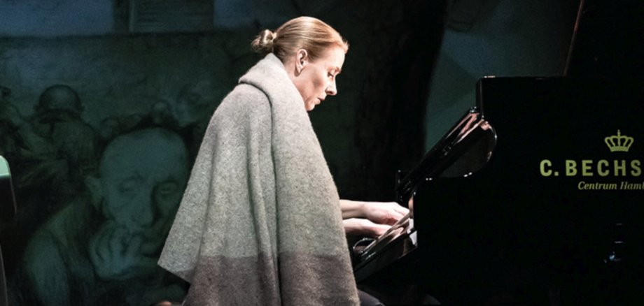 Das Foto zeigt die Schauspielerin am Klavier.