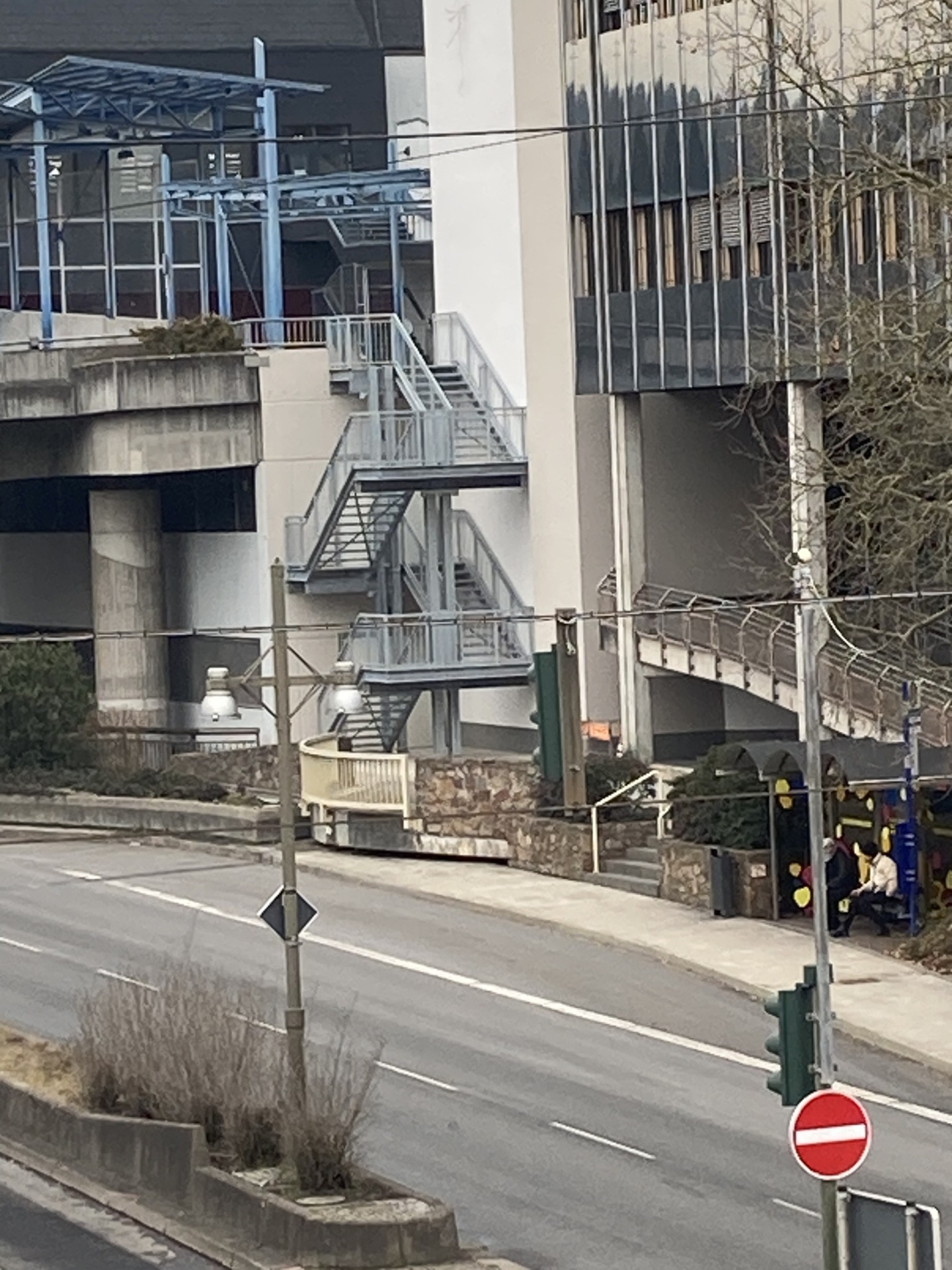 Das Foto zeigt eine Ansicht des Treppenturms von der Naheüberbauung aus.