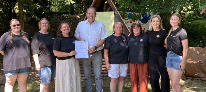 Oberbürgermeister Frank Frühauf besucht die Kita Enzweiler beim 50-jährigen Jubiläum. Das Foto zeigt Oberbürgermeister Frank Frühauf mit dem Team der Kita Enzweiler.