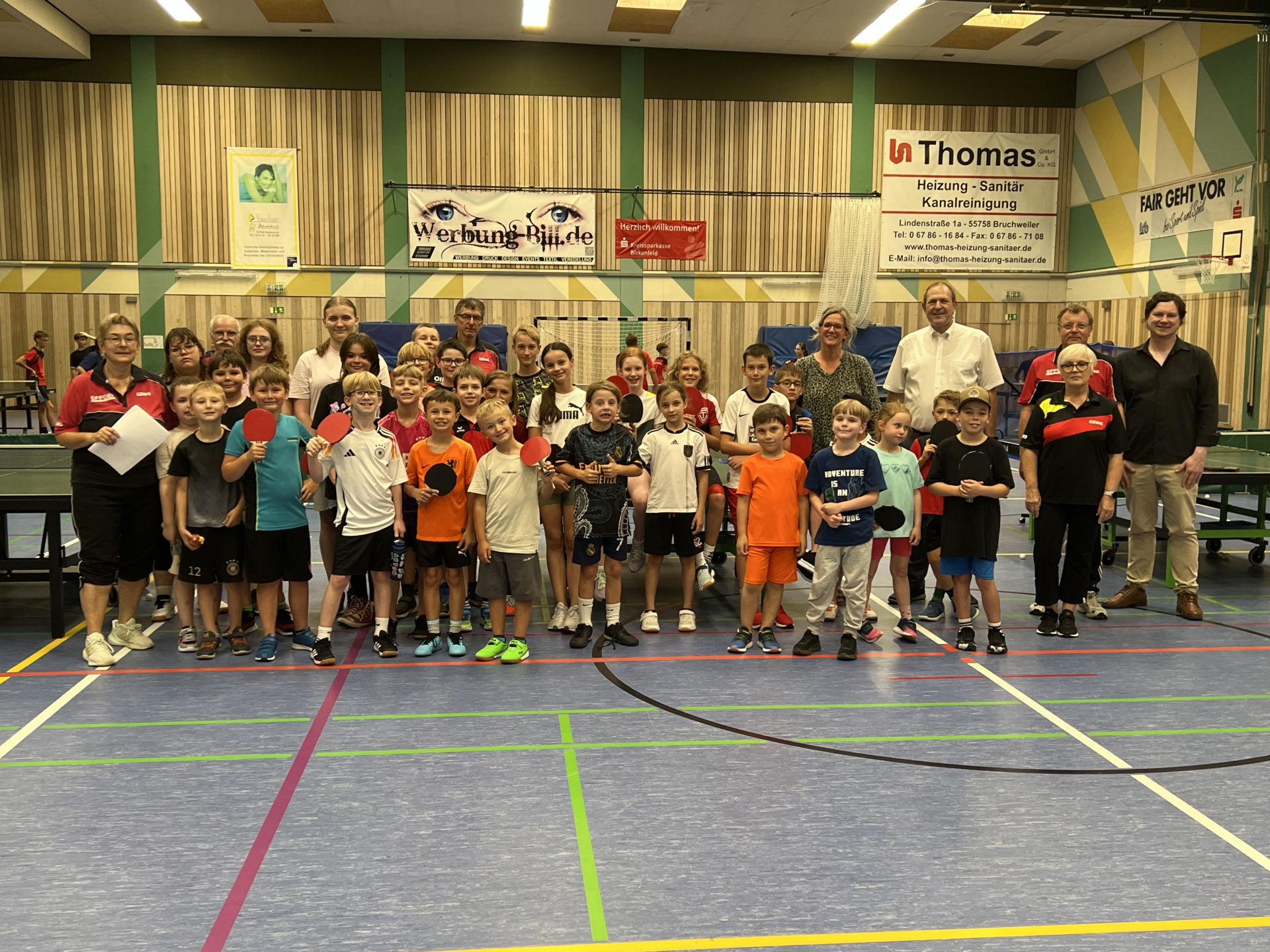 Das Foto zeigt die teilnehmenden Kinder und die Betreuer beim Besuch des Oberbürgermeisters. 